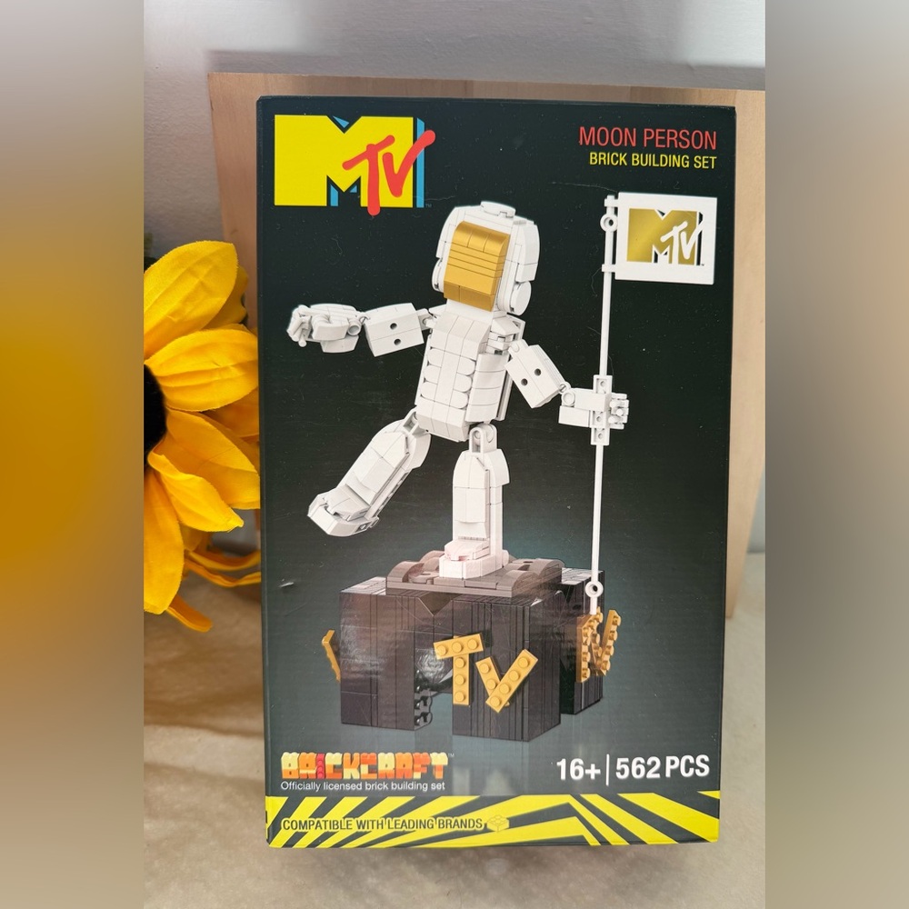MTV Astronaut Brick Set in White and Gold